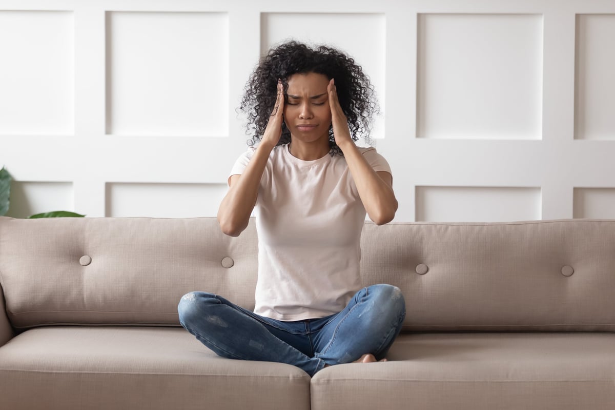 Donna stressata che si tiene la testa