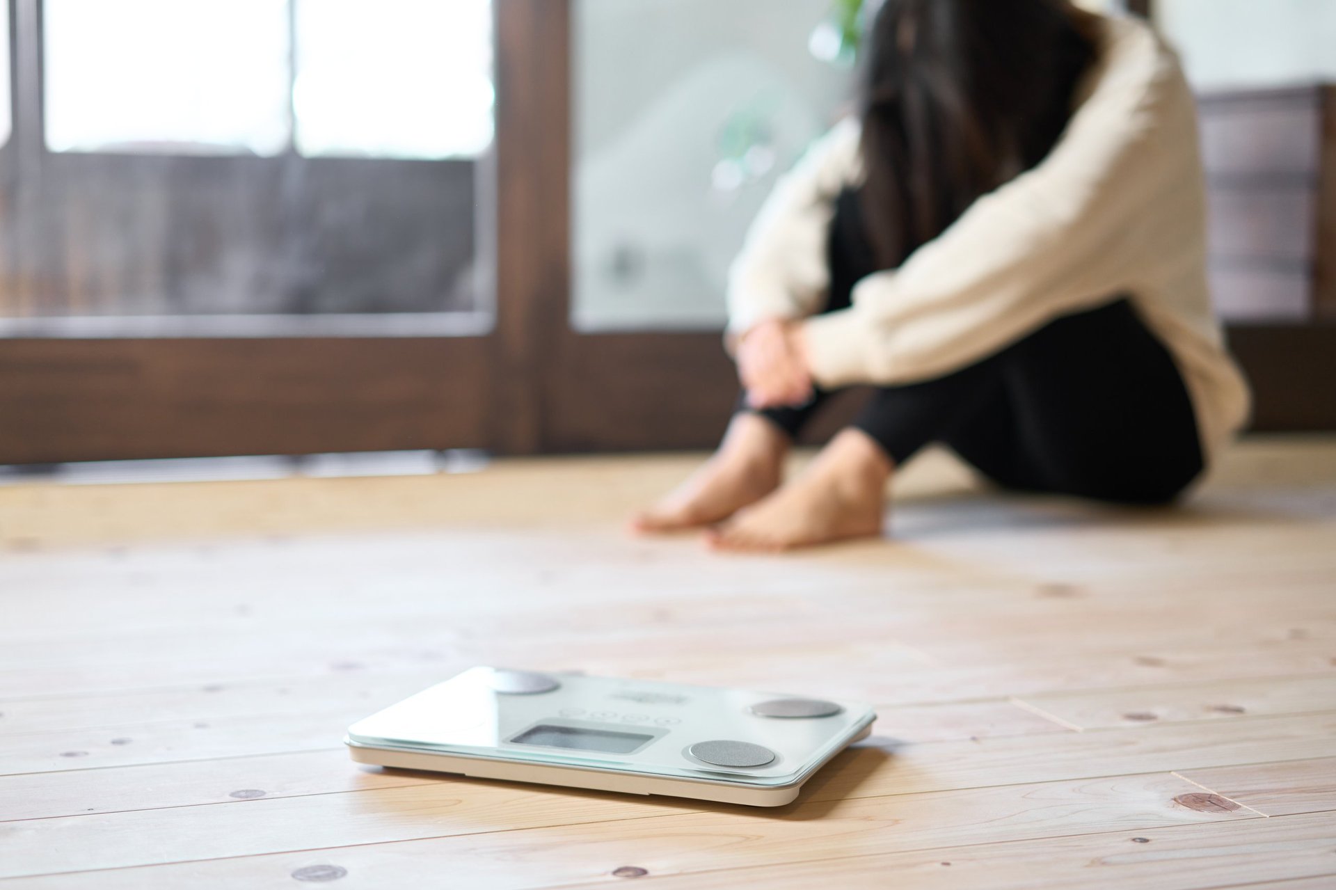 Donna frustrata dalla bilancia