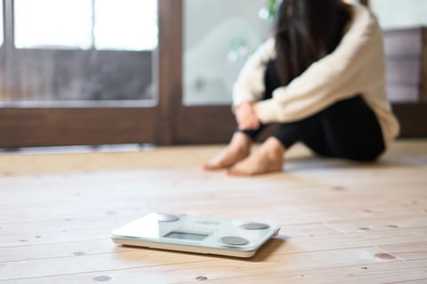 Donna frustrata dalla bilancia