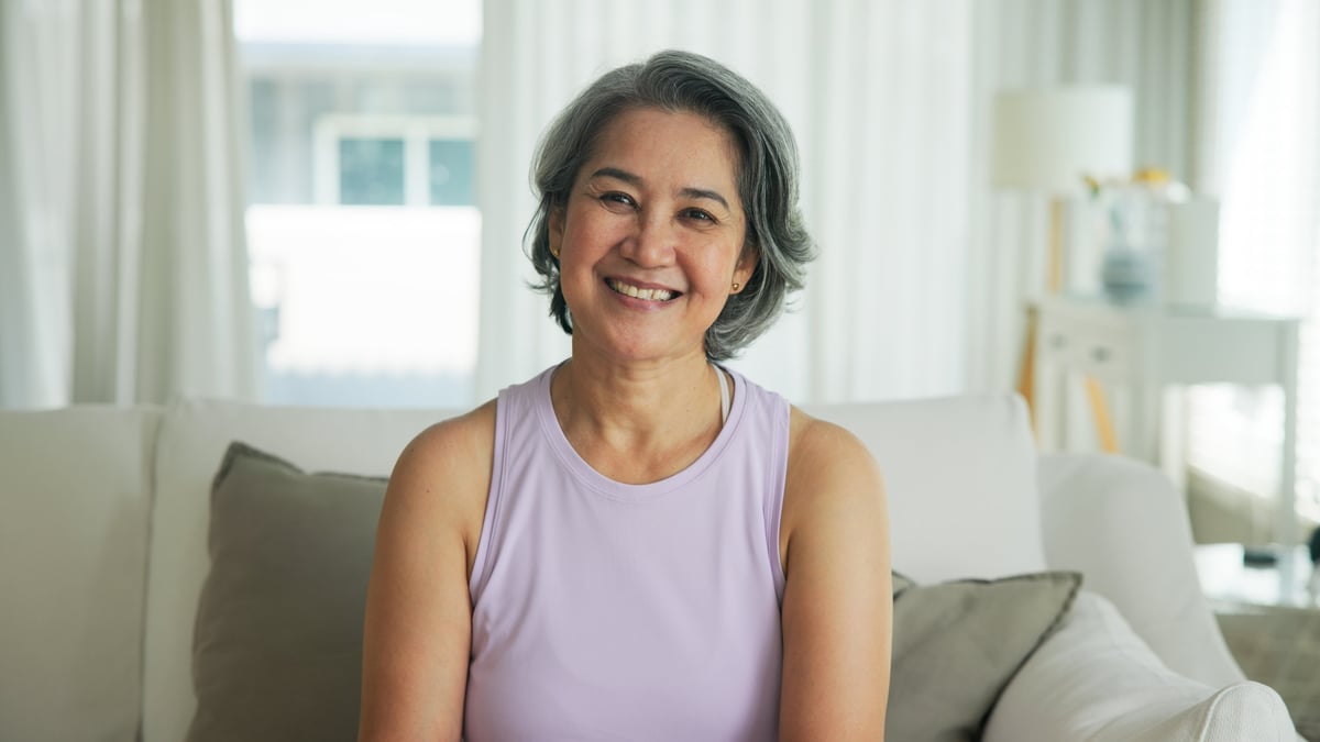 Donna in menopausa che si sente bene con se stessa