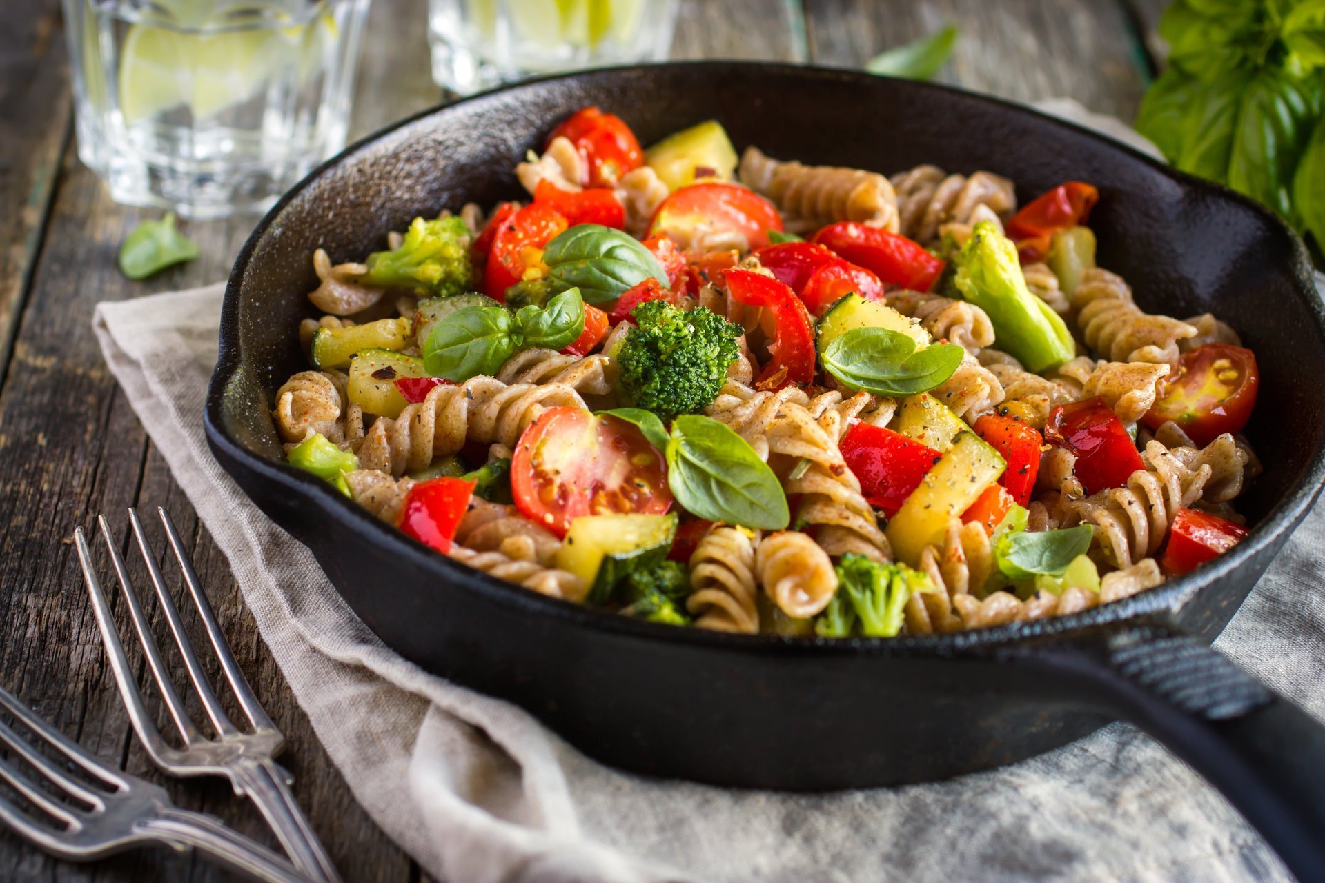 Pasta integrale con verdure in padella di ghisa